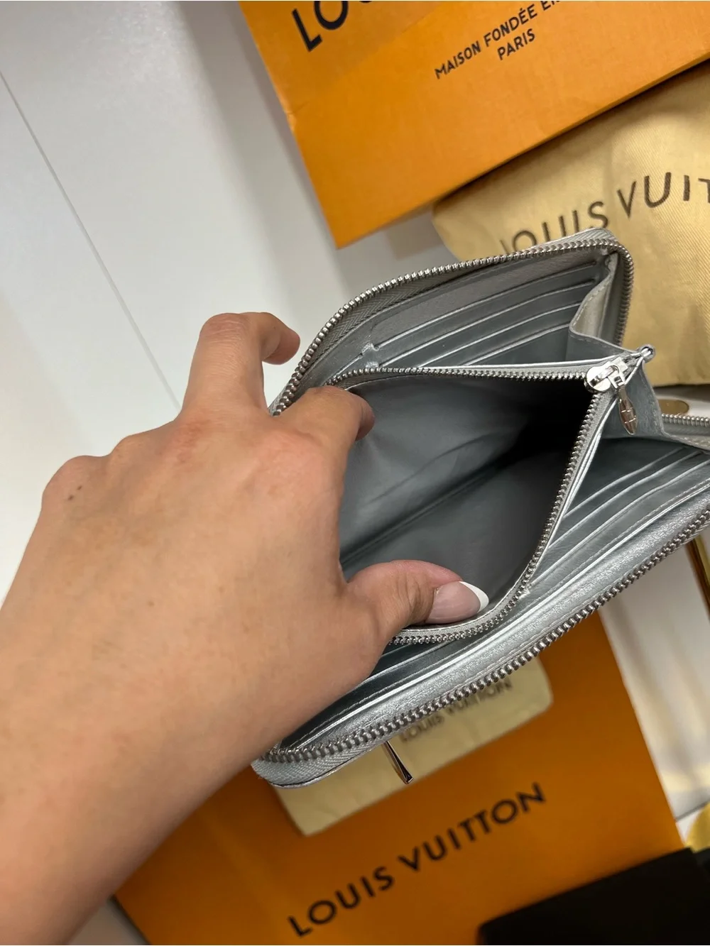 🔥🔥 Louis Vuitton Metallic Silver Suhali Goatskin Zippy Wallet with dust bag